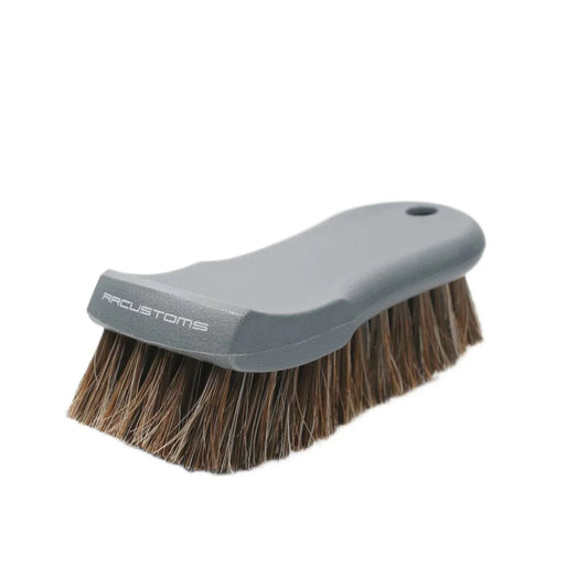 G Tools četka za čišćenje kože sa sivom ergonomskom plastičnom drškom i gustim smeđim vlaknima.
