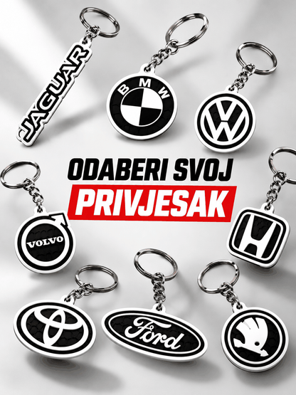 Privjesak za ključeve s metalnim prstenovima i crno-bijelim 3D logotipima automobilskih marki, uključujući BMW, Volkswagen i Ford.