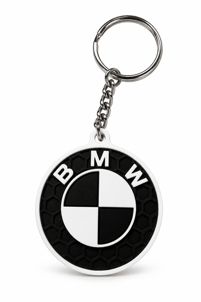 Privjesak za ključeve s crnim BMW logotipom, bijelim obrubom i detaljima u 3D reljefnom uzorku