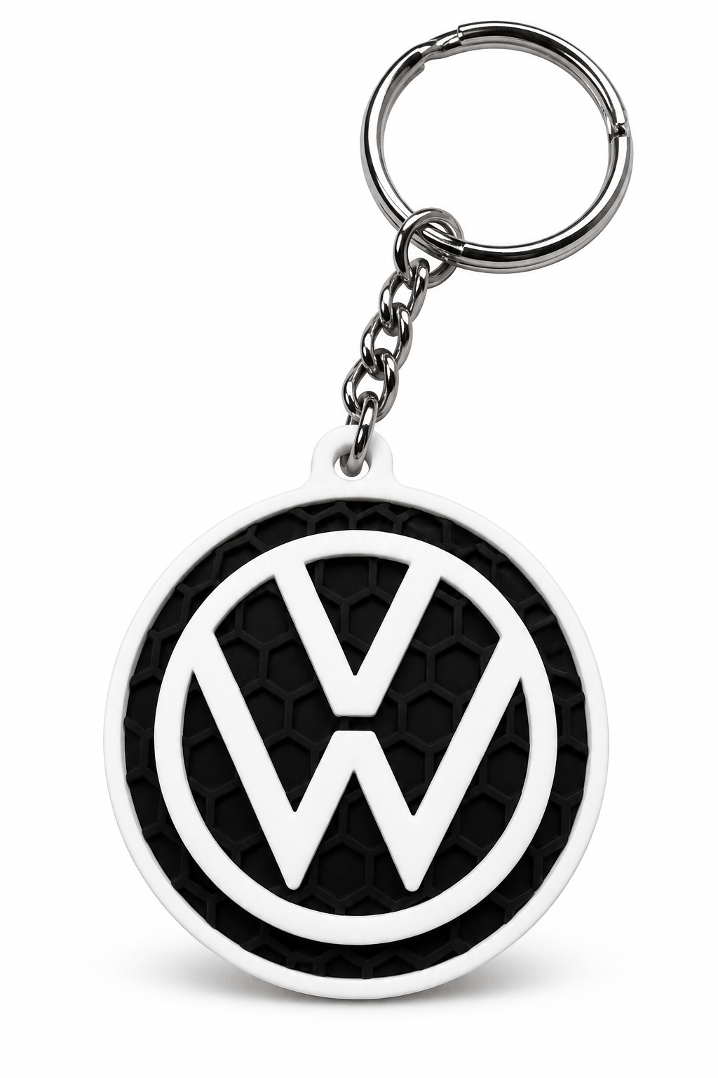 Privjesak za ključeve s bijelim Volkswagen logotipom na crnoj teksturiranoj podlozi, uz metalni lanac i prsten